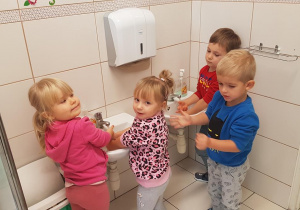 Gabrysia , Piotruś, Hania i Tymuś ćwiczą prawidłowe mycie rąk.